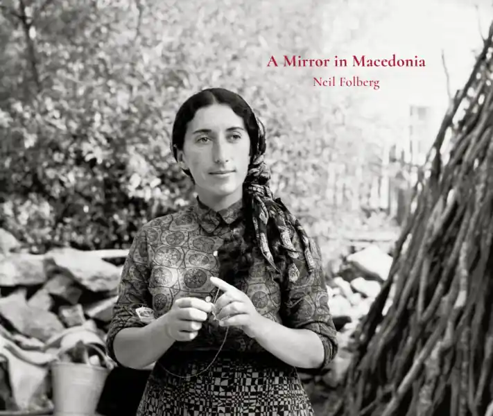 A mirror in Macedonia | fotoboek Neil Folberg Veilige Betaling