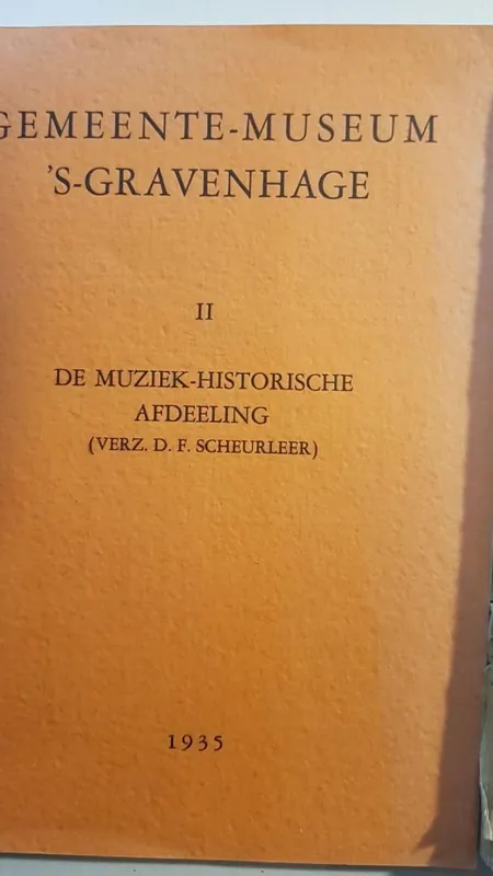 GEMEENTE-MUSEUM 'S-GRAVENHAGE: Een rondgang door de verzamelingen II : DE MUZIEK-HISTORISCHE AFDEELING (VERZ. D.F. SCHEURLEER) - Balfoort, Dirk J. Tijdelijk Beschikbaar